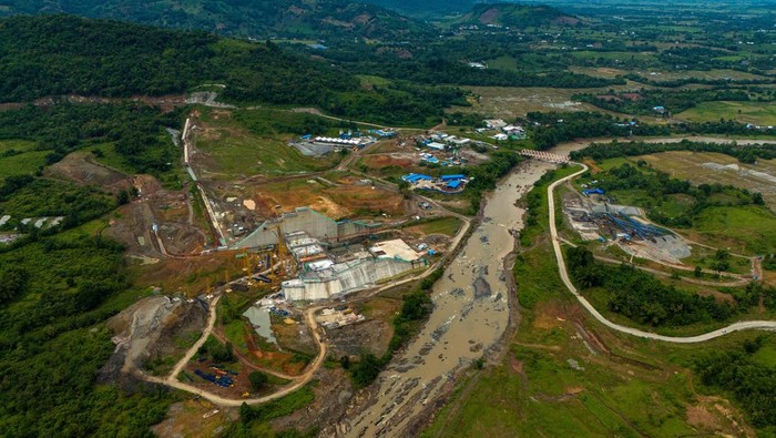 Foto udara suasana pembangunan Proyek Strategis Nasional (PSN) Bendungan Jenelata di Kecamatan Manuju, Kabupaten Gowa, Sulawesi Selatan, Selasa (7/4/2026). PT Wijaya Karya (Persero) Tbk mencatat hingga kuartal I tahun 2026 pembangunan proyek bendungan itu telah mencapai sekitar 25,2 persen yang berfokus pada pengerjaan galian tanah dan batuan di area spillway (bangunan pelimpah), abutment (sandaran bendungan), serta fondasi utama dan ditargetkan selesai pada 17 Juni 2028 sebagai infrastruktur strategis yang diharapkan memberi dampak ekonomi, sosial, dan lingkungan secara berkelanjutan. ANTARA FOTO/Hasrul Said/hma