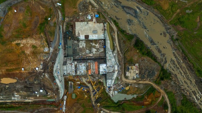 Foto udara suasana pembangunan Proyek Strategis Nasional (PSN) Bendungan Jenelata di Kecamatan Manuju, Kabupaten Gowa, Sulawesi Selatan, Selasa (7/4/2026). PT Wijaya Karya (Persero) Tbk mencatat hingga kuartal I tahun 2026 pembangunan proyek bendungan itu telah mencapai sekitar 25,2 persen yang berfokus pada pengerjaan galian tanah dan batuan di area spillway (bangunan pelimpah), abutment (sandaran bendungan), serta fondasi utama dan ditargetkan selesai pada 17 Juni 2028 sebagai infrastruktur strategis yang diharapkan memberi dampak ekonomi, sosial, dan lingkungan secara berkelanjutan. ANTARA FOTO/Hasrul Said/hma