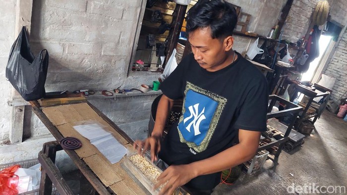 Menengok proses pembuatan tempe di Cimahi.