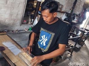 Dilema Perajin Tempe Cimahi: Kedelai Mahal, Plastik Ikut Naik
