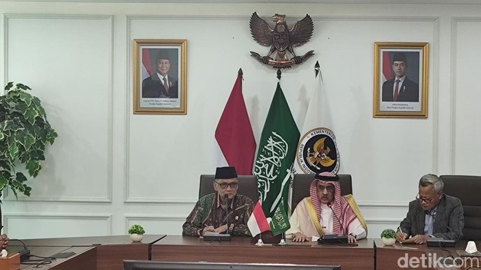 Menhaj RI Mochamad Irfan Yusuf bersama Duta Besar Arab Saudi untuk RI Faisal Abdullah Al Amoudi di Kantor Kemenhaj, Jakarta, Selasa (7/4/2026)
