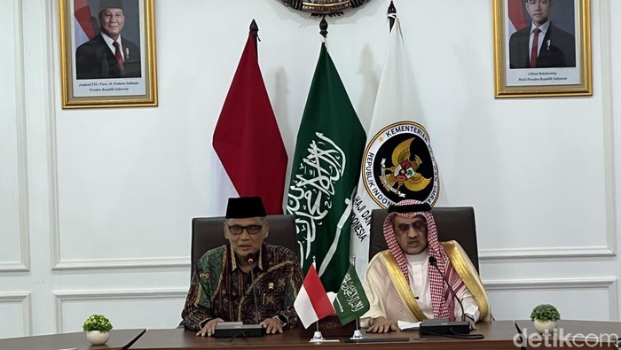 Menteri Haji dan Umrah (Menhaj) Mochamad Irfan Yusuf atau Gus Irfan menemui Duta Besar Arab Saudi untuk RI Faisal Abdullah Al Amoudi (Adhfar/detikcom)