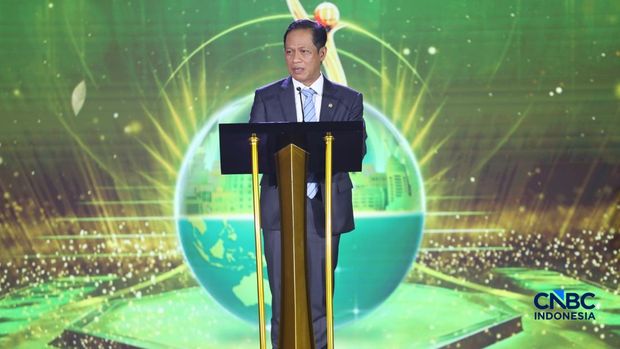 Menteri Lingkungan Hidup/Kepala Badan Badan Pengendalian Lingkungan Hidup, Hanif Faisol Nurofiq menyampaikan arahan dalam acara Anugrerah Lingkungan Proper di Sasono Langen Budoyo, TMII, Jakarta, Selasa (7/4/2026). (CNBC Indonesia/Tri Susilo)