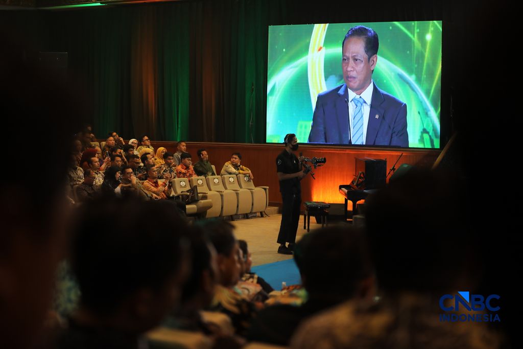 Menteri Lingkungan Hidup/Kepala Badan Badan Pengendalian Lingkungan Hidup, Hanif Faisol Nurofiq menyampaikan arahan dalam acara Anugrerah Lingkungan Proper di Sasono Langen Budoyo, TMII, Jakarta, Selasa (7/4/2026). (CNBC Indonesia/Tri Susilo)