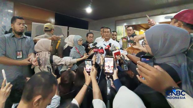 Menteri Pertanian (Mentan) Amran Sulaiman saat ditemui usai rapat di Kompleks Parlemen, Jakarta, Selasa (7/4/2026). (CNBC Indonesia/Martyasari Rizky)