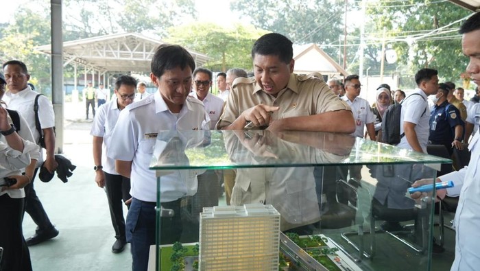 Menteri PKP Maruarar Sirait dan Dirut PT KAI Bobby Rasyidin melihat maket rusun untuk MBR di Kiaracondong, Kota Bandung, Jawa Barat, Senin (6/4/2026)