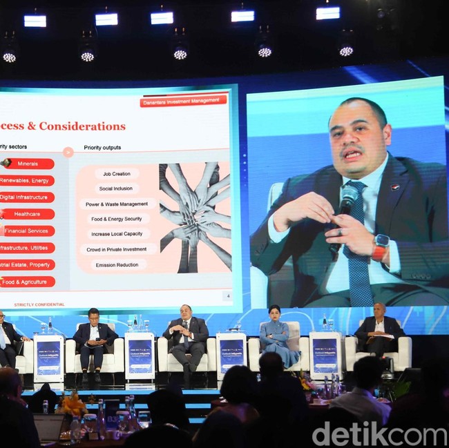 Momen Panelis Bahas Peran Penggerak Ekonomi Nasional di Outlook Indonesia