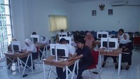 Di SLBN Pandaan, Pasuruan, Jawa Timur pelaksanaan TKA berlangsung dalam suasana hangat dan penuh harapan. Sejak pagi hari, para murid sudah datang dan bersiap untuk mengikuti TKA meskipun dengan keterbatasan yang mereka miliki. “Siswa kami miliki tekad dan semangat yang luar biasa untuk mencoba dan belajar mengikuti tes ini,” kata Kepala SLBN Pandaan, Iva Evry Robiyansah. Foto: (Dokumentasi Kemendikdasmen)