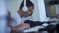 Antusias mengikuti TKA juga dirasakan di SLBN Halmahera Barat. Bahkan salah satu siswa yang tidak terdaftar dalam TKA ingin mengikuti ujian ini. “Ada siswa kami yang tunagrahita kan sebenarnya boleh tidak mengikuti TKA, tapi dia ingin tetap ikut,” kata Ismawati Muhammad, Kepala SLBN Halmahera Barat. Foto: (Dokumentasi Kemendikdasmen)