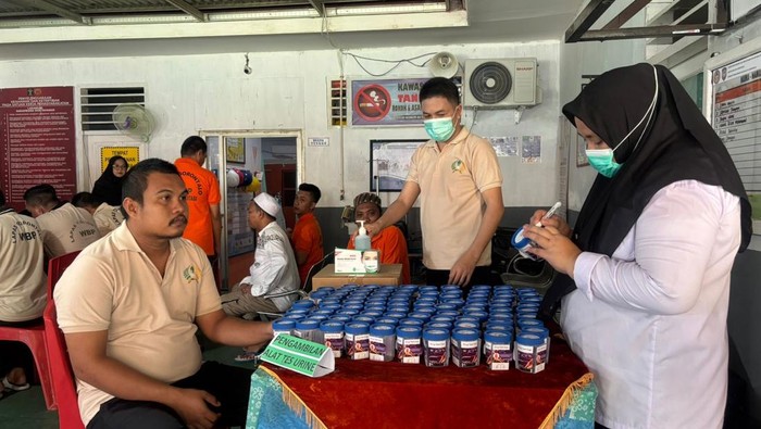 Napi Lapas Gorontalo menjalani tes urine.