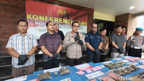 Gelar pers terkait pengungkapan kasus narkoba dalam kurun waktu sebulan terakhir oleh Polresta Denpasar, Selasa (7/4/2026).
