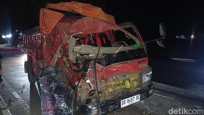 Kecelakaan beruntun di Pangkep melibatkan dua truk dan bus Borlindo, mengakibatkan satu sopir truk meninggal.