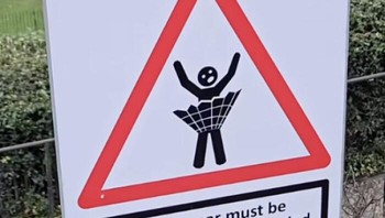 Foto menampilkan rambu humoris yang memberikan peringatan mengenai aturan unik saat memakai pakaian adat Skotlandia ketika cuaca berangin, yakni wajib pakai celana dalam dibalik kilt biar nggak ada drama terbang-terbang yang bikin publik salah tingkah. Great-Guervo-4797 via BoredPanda