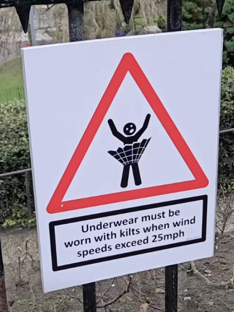 Papan Peringatan Nyeleneh Ini Bikin Senyum Sendiri