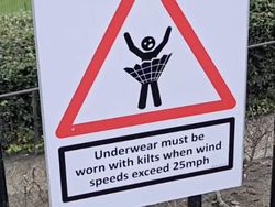 Papan Peringatan Nyeleneh Ini Bikin Senyum Sendiri