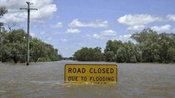 Terlihat papan yang sudah setengah terendam air bertuliskan jalan ditutup karena banjir, sudah jelas ini mah! BudgetNo495 via BoredPanda