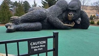 Papan peringatan awas patung panas yang diletakkan di depan patung gorila dengan pose menggoda ini sukses bikin orang bingung, ini panas suhunya atau panas auranya? Foto: Suspected_Magic_User via BoredPanda
