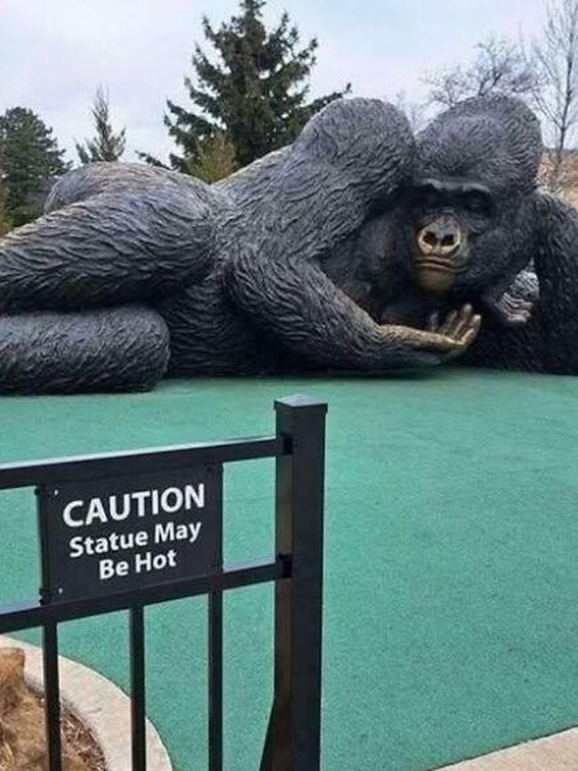 Papan Peringatan Nyeleneh Ini Bikin Senyum Sendiri