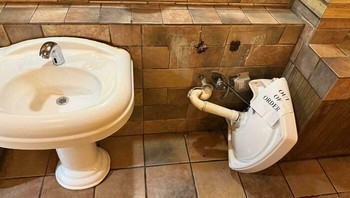 Kalimat yang penting dikerjain bisa dilihat di sini, wastafel yang sudah copot dan tergeletak di lantai ini tetap diberi tanda Out of Order seolah-olah orang nggak sadar kalau itu wastafel sudah tamat riwayatnya. Scarlett-Boognish via BoredPanda