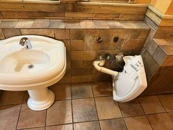 Papan Peringatan Nyeleneh Ini Bikin Senyum Sendiri