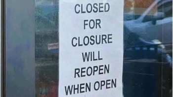 Jawaban pamungkas buat pelanggan yang hobi nanya kapan buka: Tutup karena penutupan dan bakal buka lagi pas sudah buka. Sebuah papan penjelasan yang tidak salah namun sekaligus bikin emosi. BethekingZeltoid333 via BoredPanda
