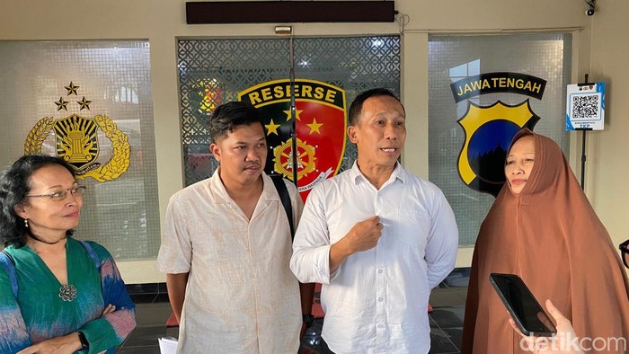 Para korban koperasi Bahana Lintas Nusantara (BLN) seusai menjalani pemeriksaan di Ditreskrimsus Polda Jateng, Semarang, Selasa (7/4/2026).