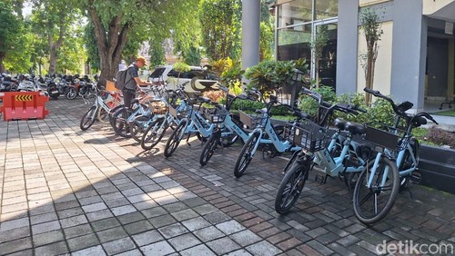Parkiran sepeda gowes maupun sepeda listrik para pegawai Pemkot Mataram, Senin (6/4/2026). (Nathea Citra/detikBali)