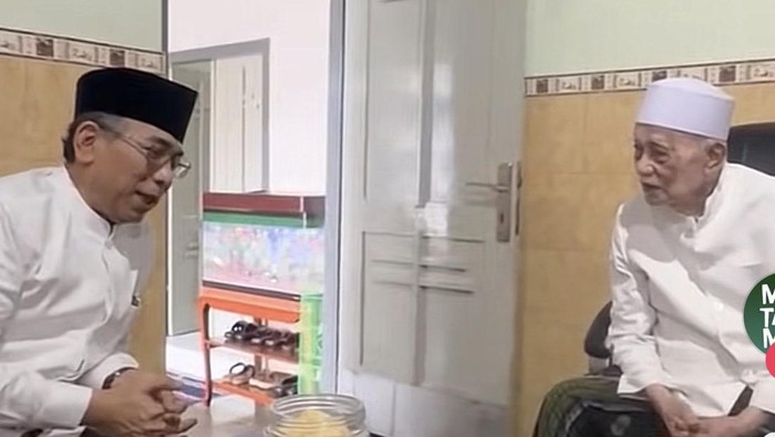 Ketum PBNU KH Yahya Cholil Staquf sowan ke pengurus Ponpes Lirboyo, Kediri KH M. Anwar Mansyur