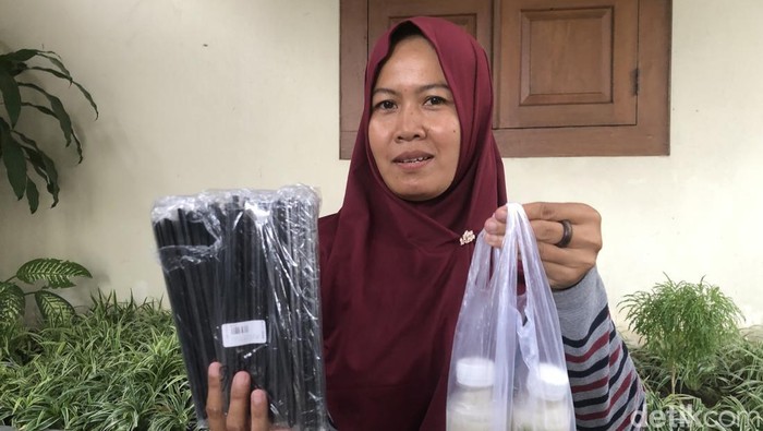Pedagang jus di kawasan Malioboro, Rosi menunjukan dagangannya, Selasa (7/4/2026).
