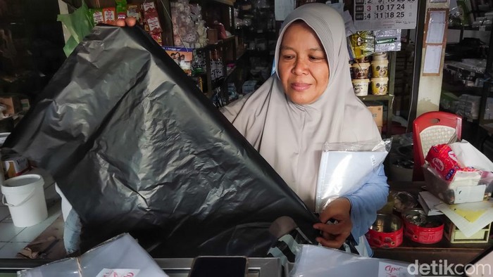 Pedagang plastik di Pasar Cebongan, Sleman, mengeluhkan harga yang melambung tinggi, Selasa (7/4/2026).