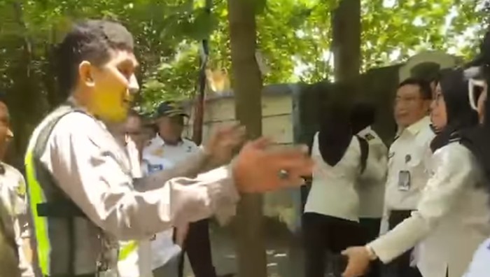 Pegawai Bapas Makassar cekcok dengan petugas saat penertiban parkir bahu jalan.