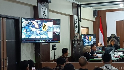 Jaksa menampilkan batu dan bambu yang terdaiat adanya bervak darah milik terdakwa Radiet Adiansyah alias Radit di ruang sidang PN Mataram, Selasa (7/4/2026).
