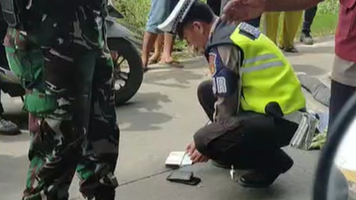 Pemotor tewas terlindas truk usai tabrakan dengan pemotor lawan arah di Makassar.