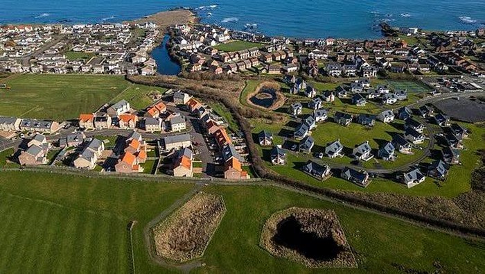 Penampakan batas wilayah di Desa di Beadnell, Northumberland yang krisis penduduk karena menjamurnya rumah liburan
