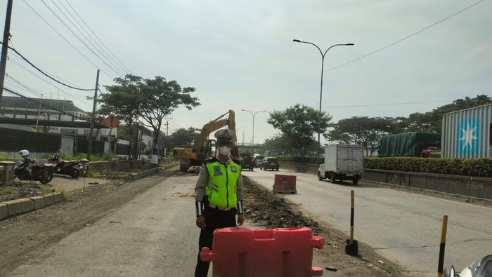 Suasana pengerjaan peninggian Jalan Kaligawe, Kecamatan Genuk, Kota Semarang.