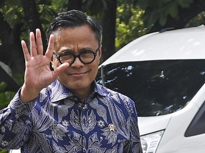 Kepala BP BUMN Dony Oskaria melambaikan tangan setibanya di Kompleks Istana Kepresidenan untuk mengikuti rapat terbatas yang dipimpin Presiden Prabowo Subianto di Jakarta, Selasa (7/4/2026). Menteri Keuangan Purbaya Yudhi Sadewa bersama Kepala BP BUM