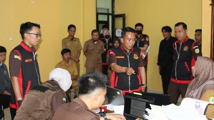 Penyidik Kejari PALI lakukan penggeledahan di Kantor Dinas Perumahan dan Kawasan Permukiman