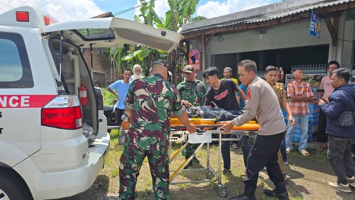Petugas melakukan evakuasi warga yang tersengat listrik di Garut