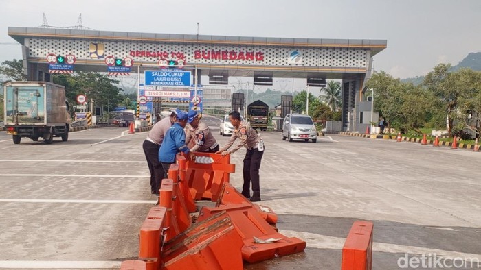Petugas saat mempersiapkan sarana untuk melakukan contra flow di Tol Cisumdawu.