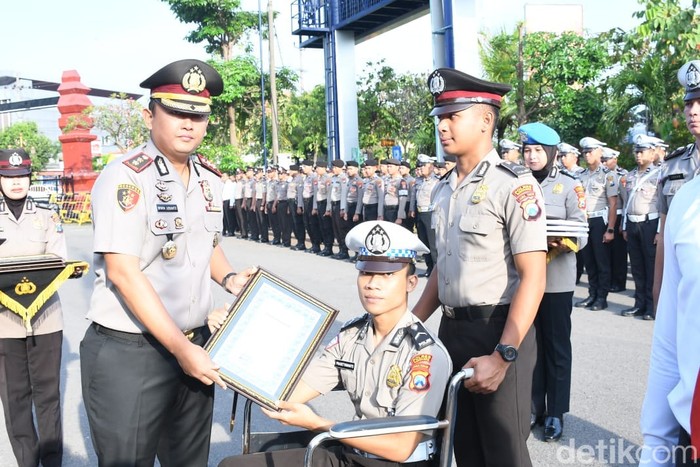 Polisi Madiun yang terlindas bus dapat penghargaan