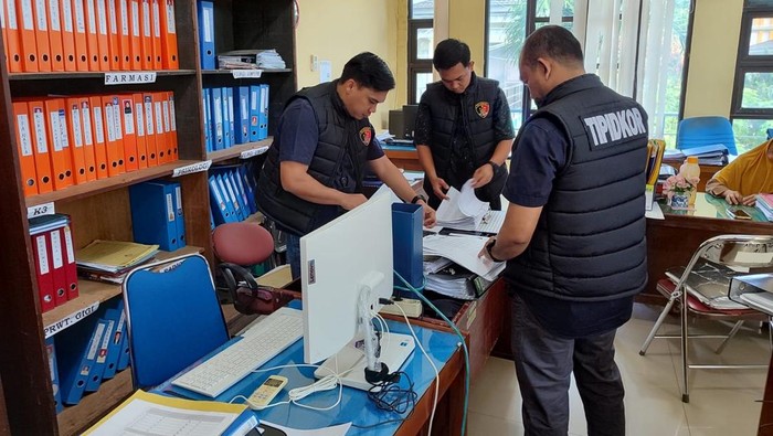 Polisi melakukan pengeledahan di RSKJ Soeprapto