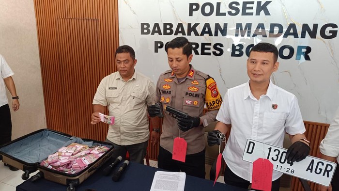 Polisi menangkap komplotan perampok bermodus investasi bodong di wilayah Babakan Madang, Bogor. (dok. ist)