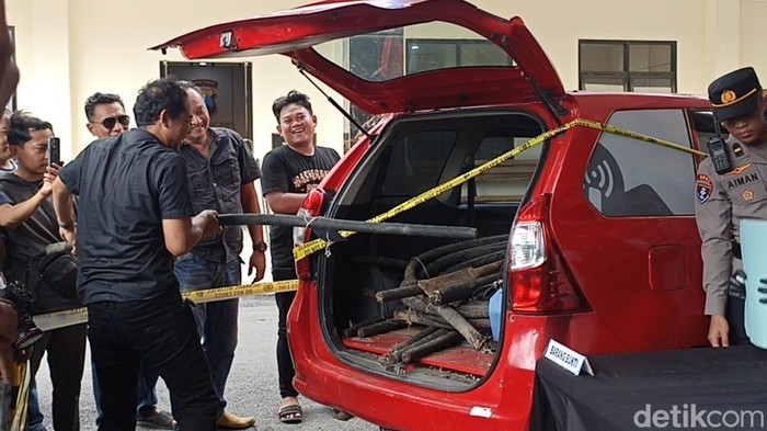 Polisi saat menunjukkan bukti kabel bawah tanah milik PT Telkom yang dicuri