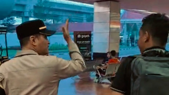 Polresta Bandara Soekarno-Hatta (Soetta) membantu kepulangan pria yang kebingungan di Terminal 2, Bandara Internasional Soekarno-Hatta. (dok Istimewa)