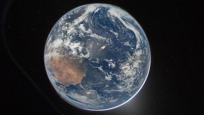 NASA astronaut and Artemis II mission specialist Christina Koch peers out of one of the Orion spacecraft's main cabin windows, looking back at Earth, as the crew travels towards the Moon April 2, 2026.  NASA/Handout via REUTERS. THIS IMAGE HAS BEEN SUPPLIED BY A THIRD PARTY. REFILE - CORRECTING YEAR FROM 