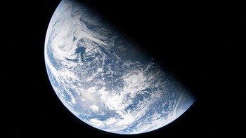 Awak misi Artemis II mulai membagikan foto perjalanan menuju Bulan. Salah satunya dijuluki “Blue Marble” versi generasi baru. REUTERS/NASA  