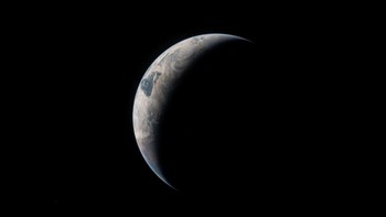 NASA menyebut foto itu menampilkan Bumi secara utuh dengan warna biru dan cokelat yang mencolok. Meski terang, sisi yang terlihat adalah bagian gelap Bumi yang disinari cahaya Bulan. REUTERS/NASA  