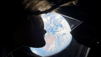 Gambar itu diambil komandan misi Reid Wiseman dari kapsul Orion yang telah keluar orbit Bumi. Foto kemudian dibagikan melalui akun resmi NASA. REUTERS/NASA  