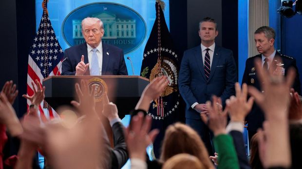 Presiden AS Donald Trump menjawab pertanyaan saat berbicara dalam konferensi pers di Ruang Briefing Pers James S. Brady di Gedung Putih di Washington, D.C., AS, Senin (6/4/2026). (REUTERS/Evan Vucci)