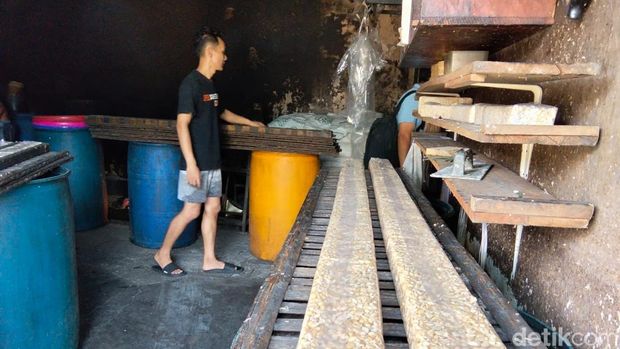 Produsen tempe kedelai di Kota Magelang harus mengurangi volume karena harga kedelai dan plastik naik di Menowo, Kedungsari, Kecamatan Magelang Utara, Selasa (7/4/2026). Produsen tempe kedelai di Kota Magelang harus mengurangi volume karena harga kedelai dan plastik naik di Menowo, Kedungsari, Kecamatan Magelang Utara, Selasa (7/4/2026).
